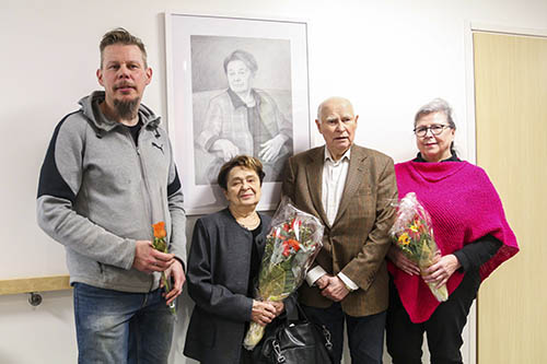 Helmi Särkelää kuvaavan taideteoksen edessä taiteilija Jouko Alapartanen, Helmi Särkelä veljensä Paavon kanssa sekä Soili Poikela.