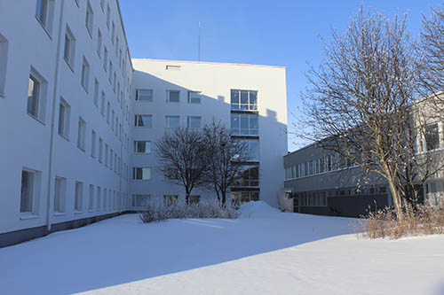 Kuvassa on Länsi-Pohjan keskussairaala aurinkoisessa talvisäässä.