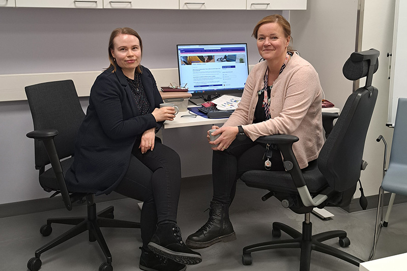 Työntekijät Suvi Ahola ja Kati Mure Sodankylän terveyskeskuksessa.